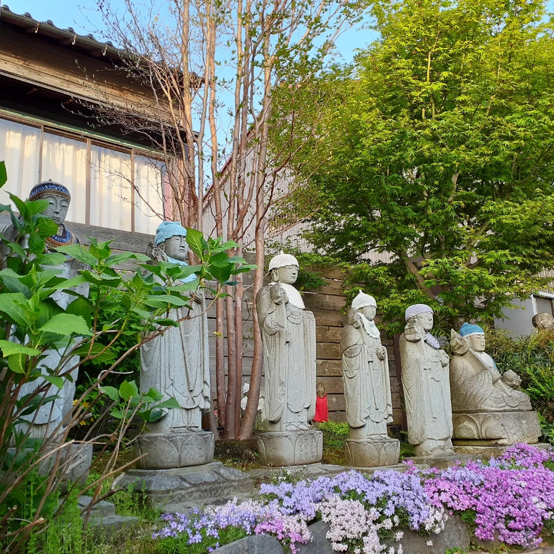 お地蔵様と芝桜に心が癒されます